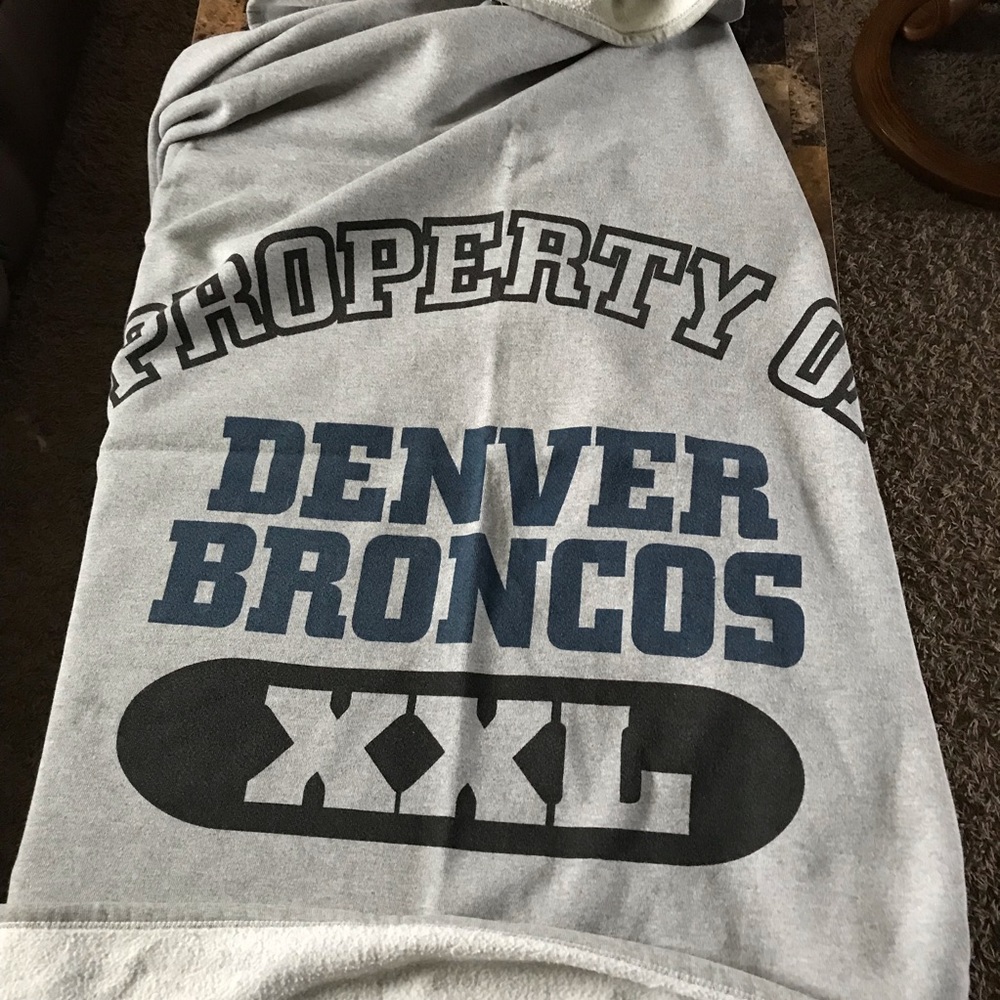 **DENVER BRONCOS THROW WITH THE CARRYING BAG**